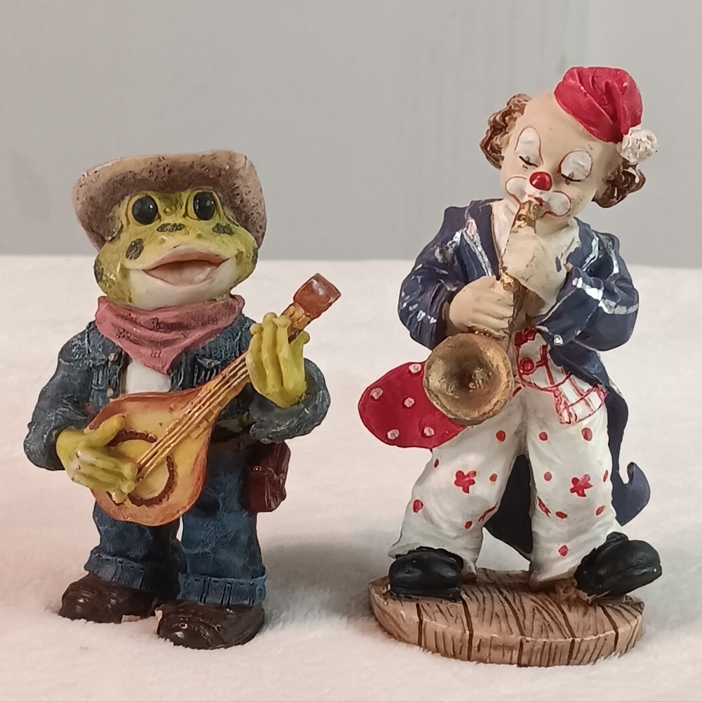 2 Resin Musicians. Hobo Clown Playing Saxofon and Frog Cowboy Hat Boot Bandolon
